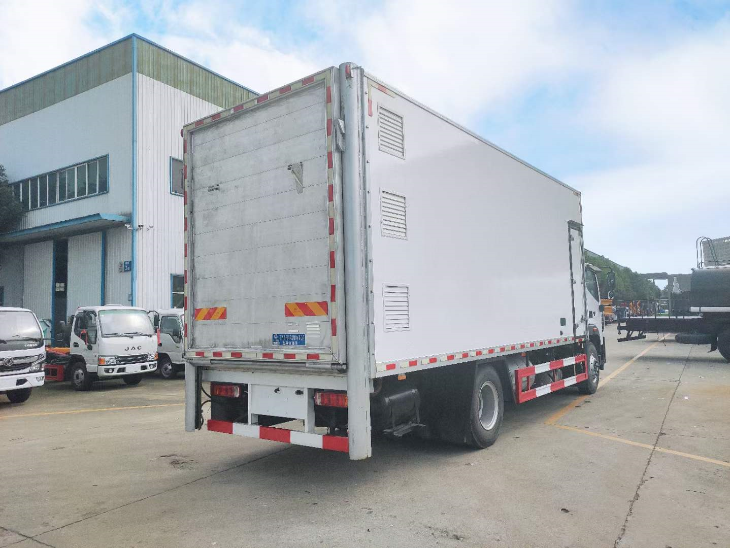 全封闭符合新规要求的国六畜禽运输车，福田奥铃CTS9畜禽运输车