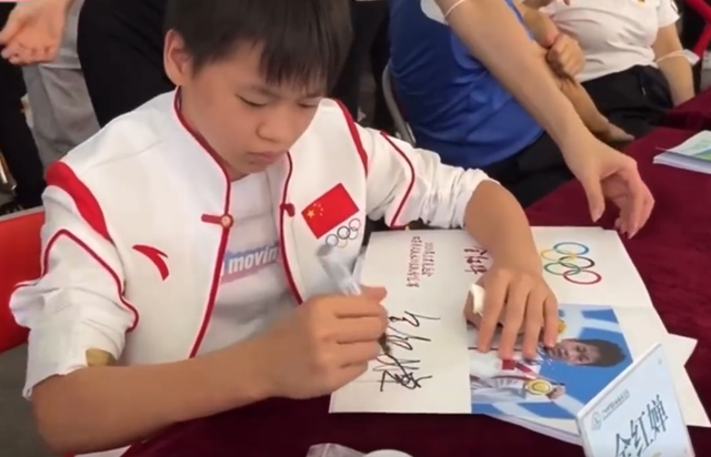 全红婵被疯狂追捧！师弟师妹围着要签名，何教练陪同，默默保护