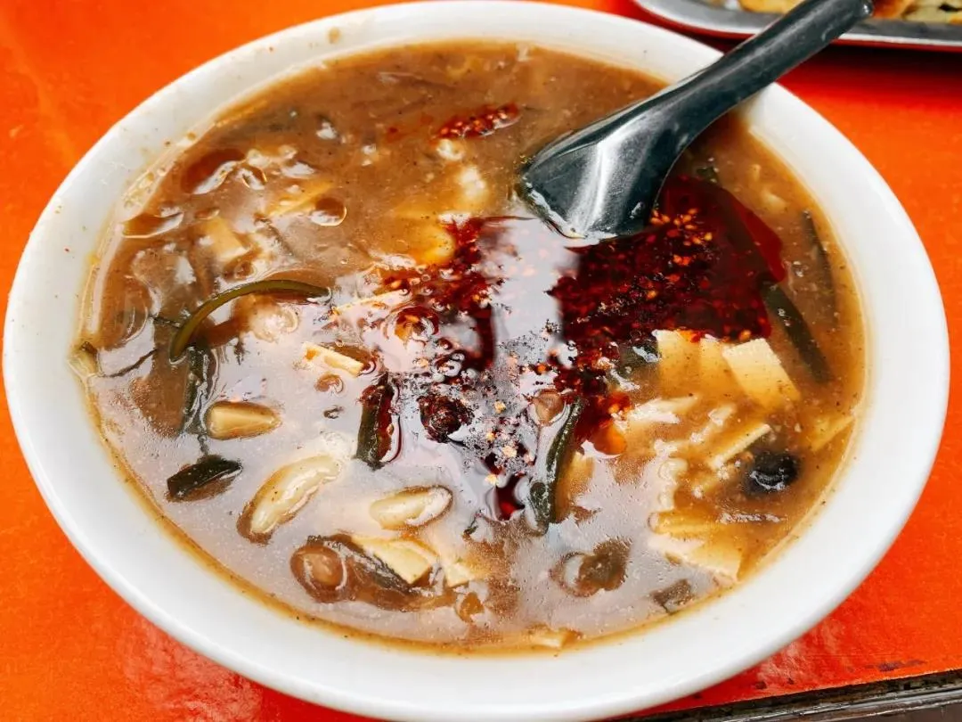 开封,促进了当地商品经济的发展,民间小吃也随之兴盛,渐渐的,胡辣汤就