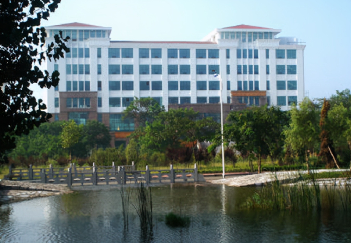 在批复下，停止招生终止办学的大学，考生不要再报考了