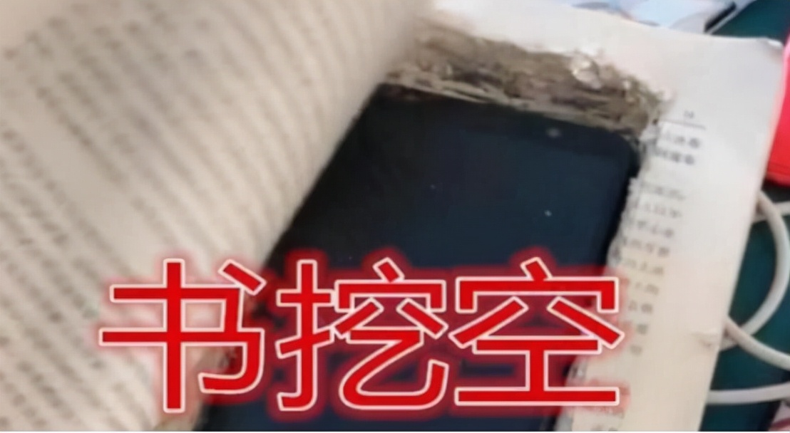 班主任上课突然查手机，普通学生只会放兜里，这种操作才最秀