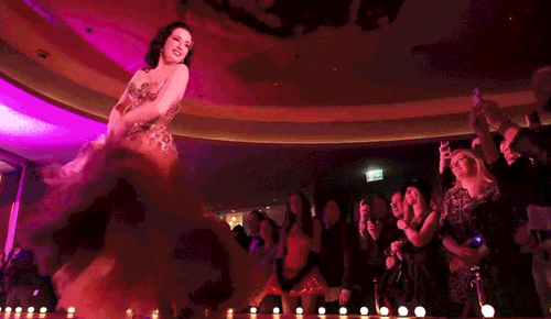 为美而活的最贵脱衣舞娘，身价10亿，英国王室向其发出邀请被拒