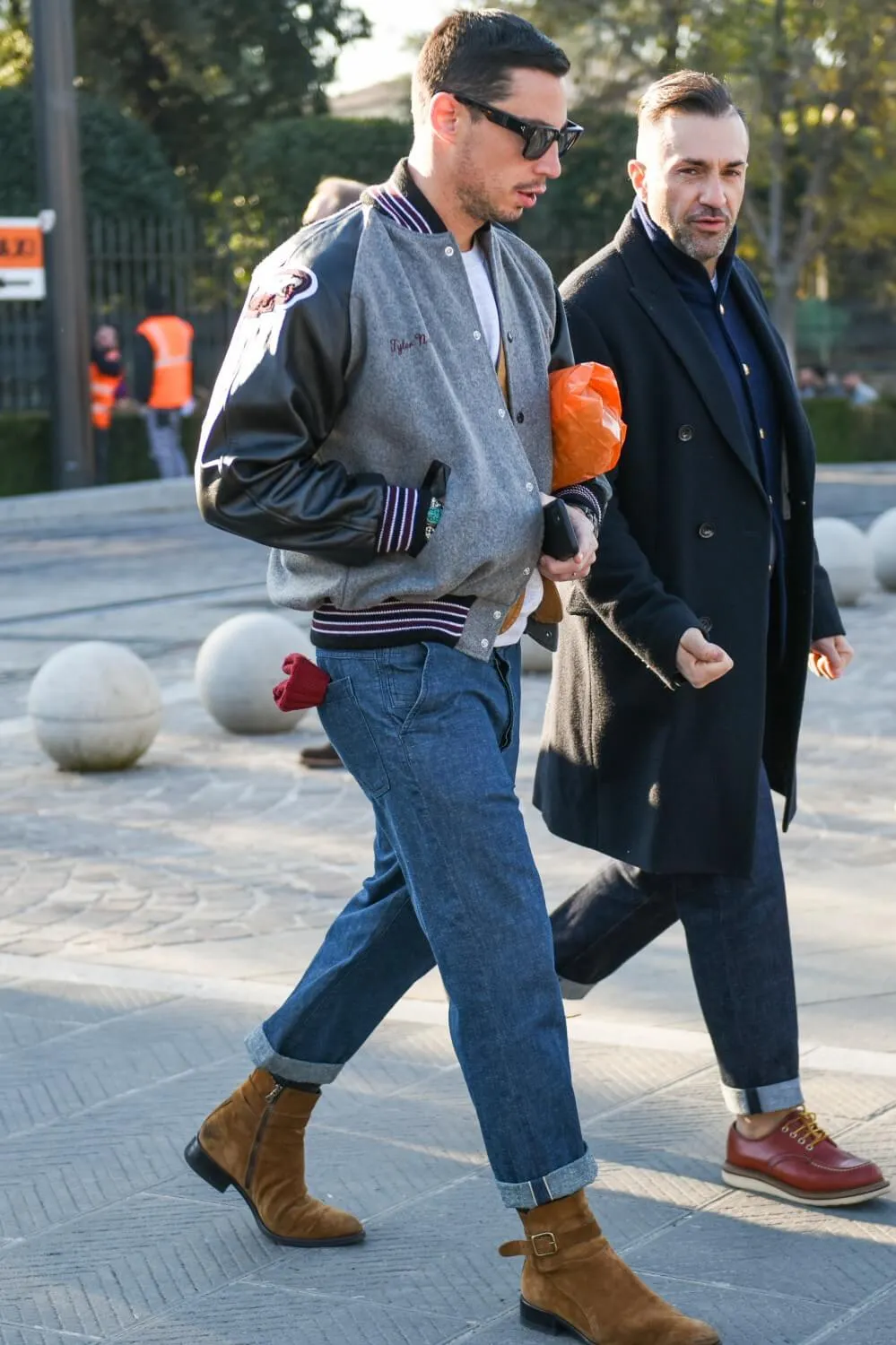 男士牛仔裤搭配什么样的上衣50岁的男人穿牛仔裤配什么鞋子