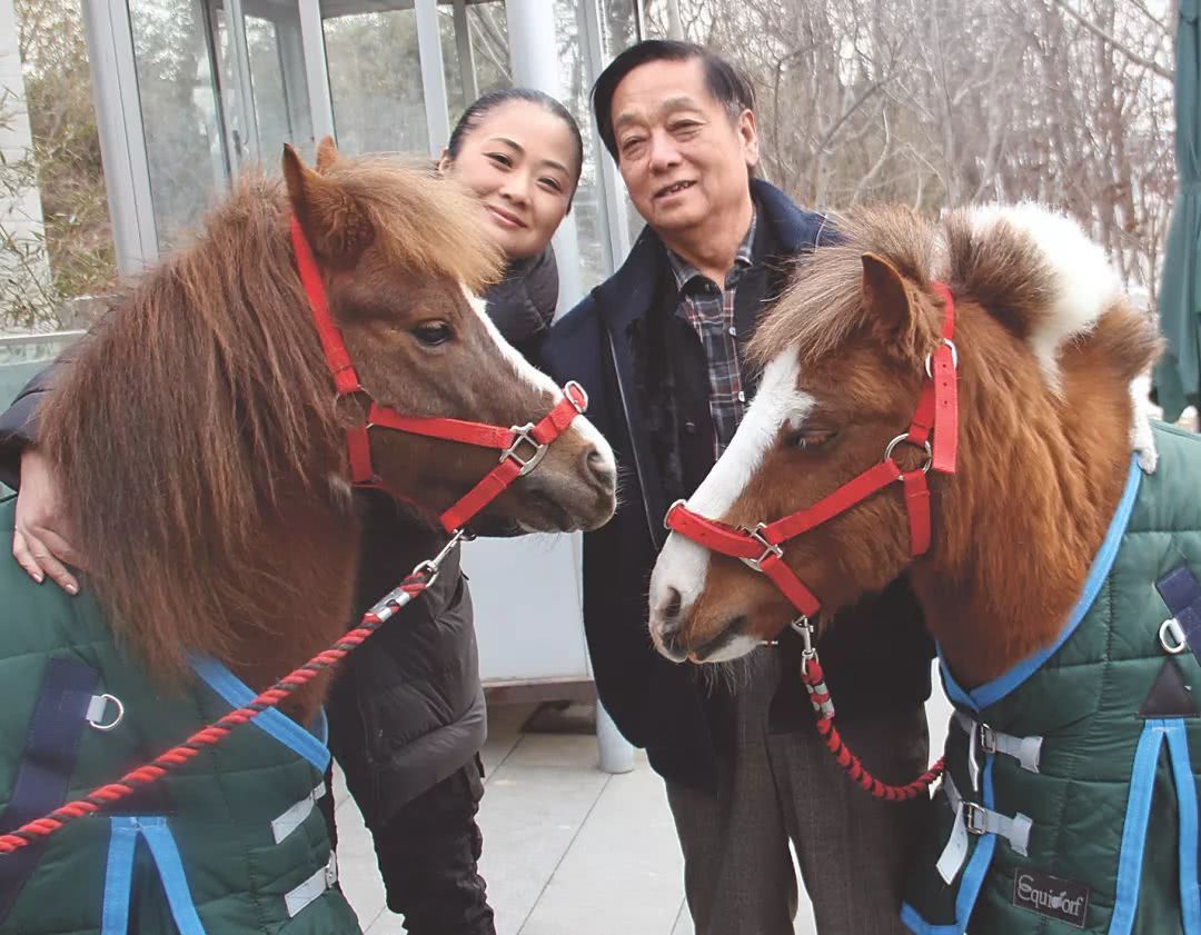 清华教授82岁喜得贵子，6段情史都是大美人！网友：为啥在美国生