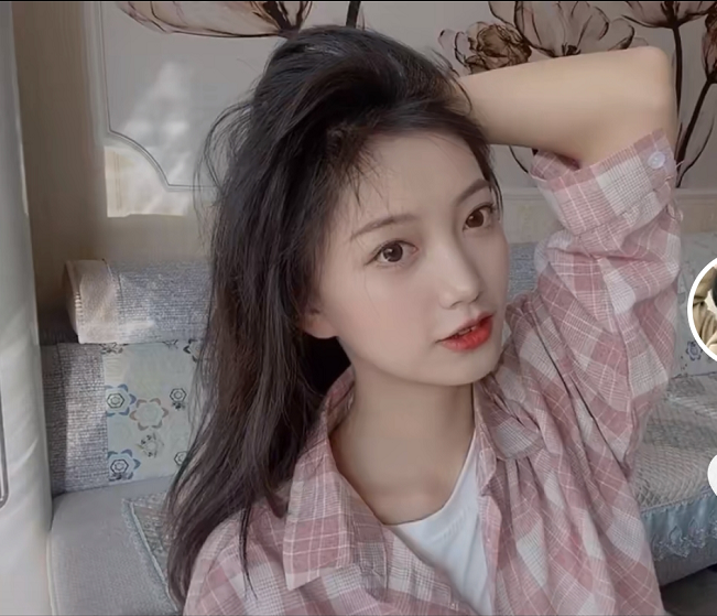 青岛大学“举牌美女”火了，运动会大放异彩，如同行走的招生简章