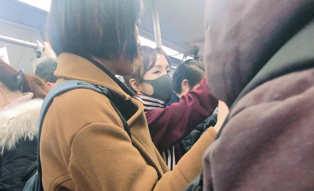 秦岚坐地铁赶春晚被偶遇，别玩手机了，你还有可能偶遇这些明星！