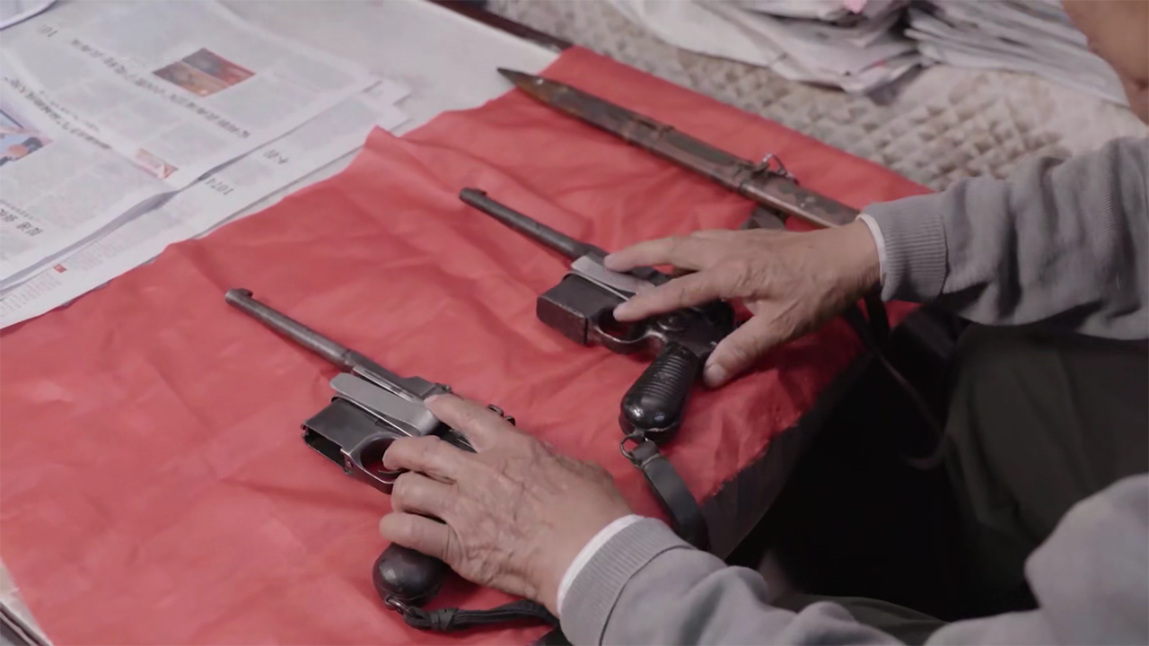 山东96岁老人持双枪70多年！中国严格禁枪，他凭什么能持枪？