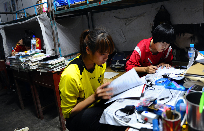 西浦大学校花意外走红，外型酷似欧阳娜娜，校友调侃不出道可惜了