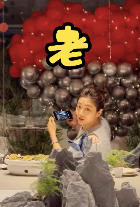 体操冠军杨威为妻庆生，2万块的手机当礼物，客厅大到能打羽毛球