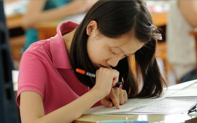 有一种“发型”叫做女大学生，后面看是大妈，前面看是韩流时尚