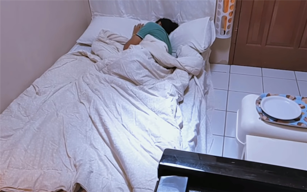 33岁的他蜗居16㎡小家，打造一室一厅的独居小窝，网友：苦中作乐