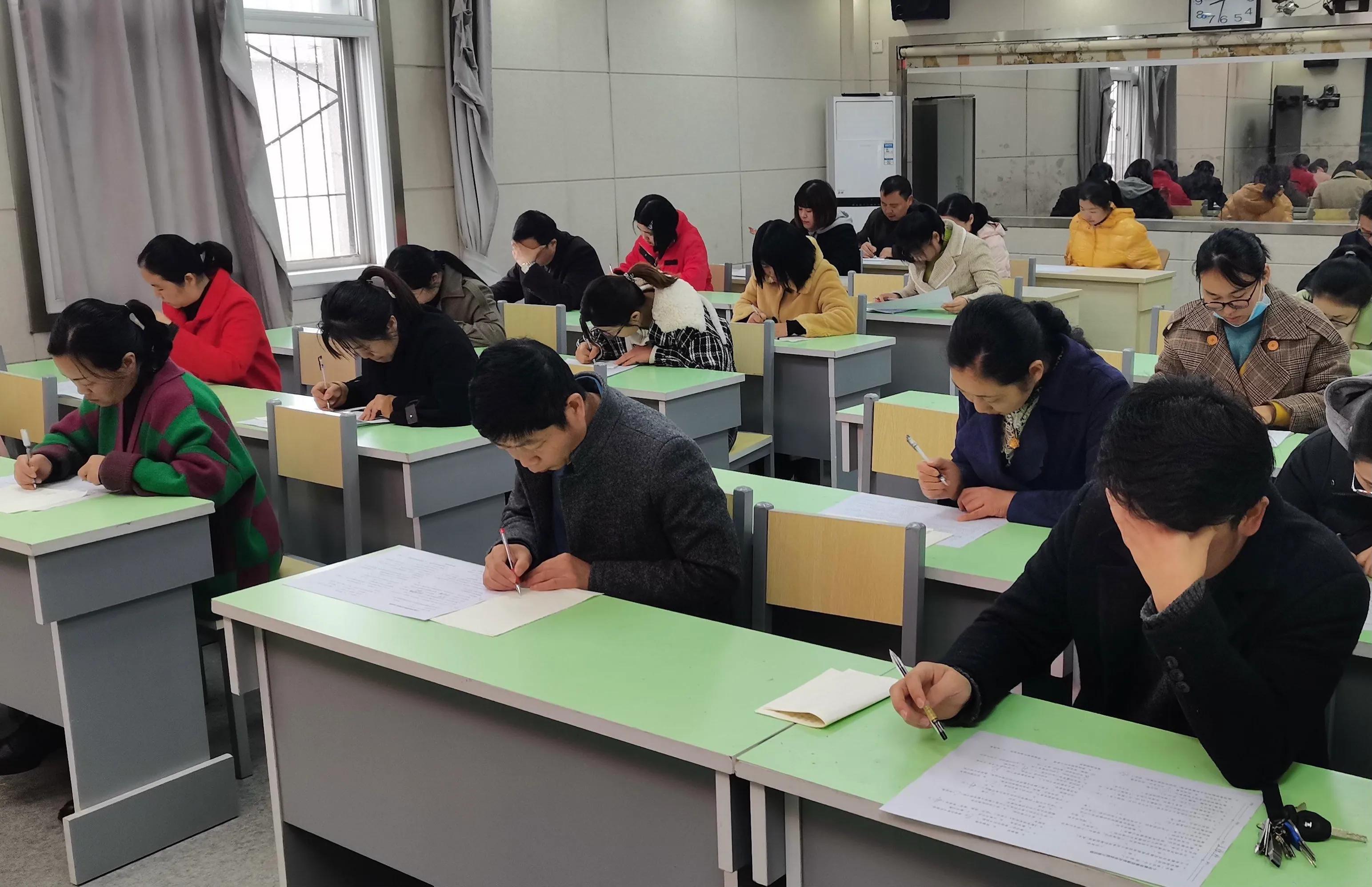 以考促學(xué) 以考促教——駐馬店市第一小學(xué)開展“新課標(biāo)知識+學(xué)科能力”測試活動