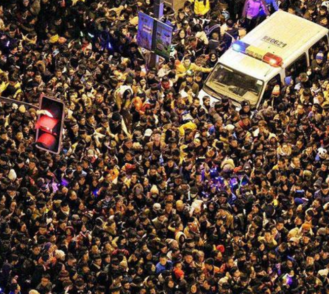 回顾2014年上海外滩踩踏事故：36人遇难，家属获80万赔偿，11名干部被处分