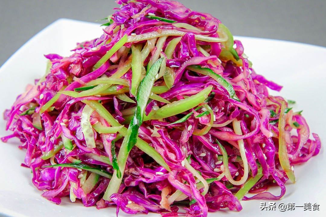 凉拌紫甘蓝，到底用不用焯水？大厨教你正确做法，紫甘蓝脆爽不黑