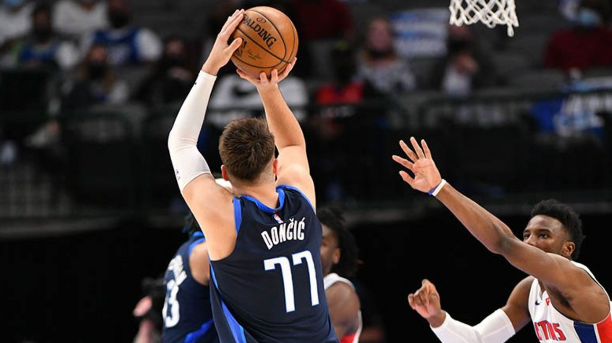 除了上述提到的基础数据,东契奇本赛季的投篮命中率接近49%,为生涯新