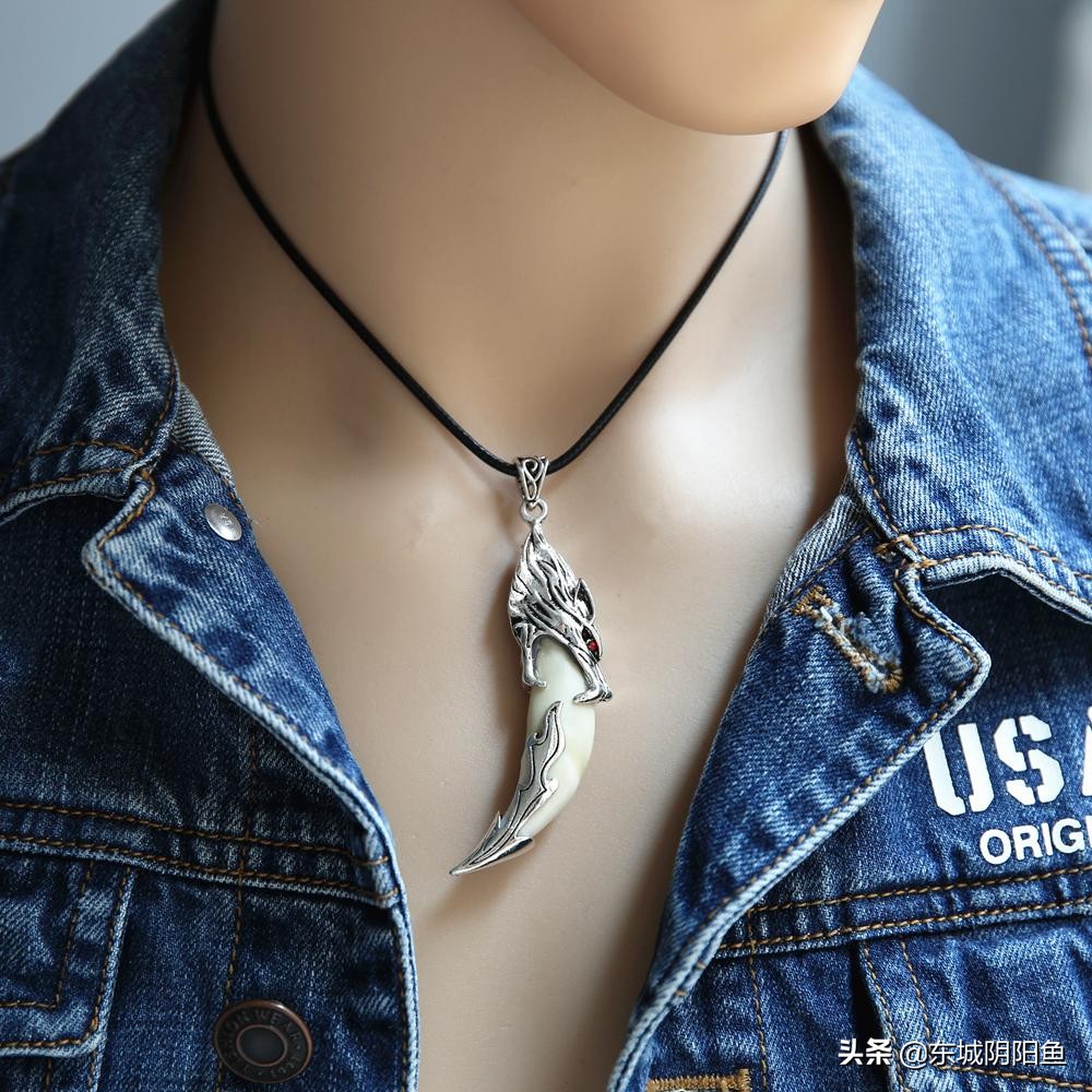 很多男性喜欢佩戴狼牙,觉得狼牙能够彰显男人的阳刚之气.