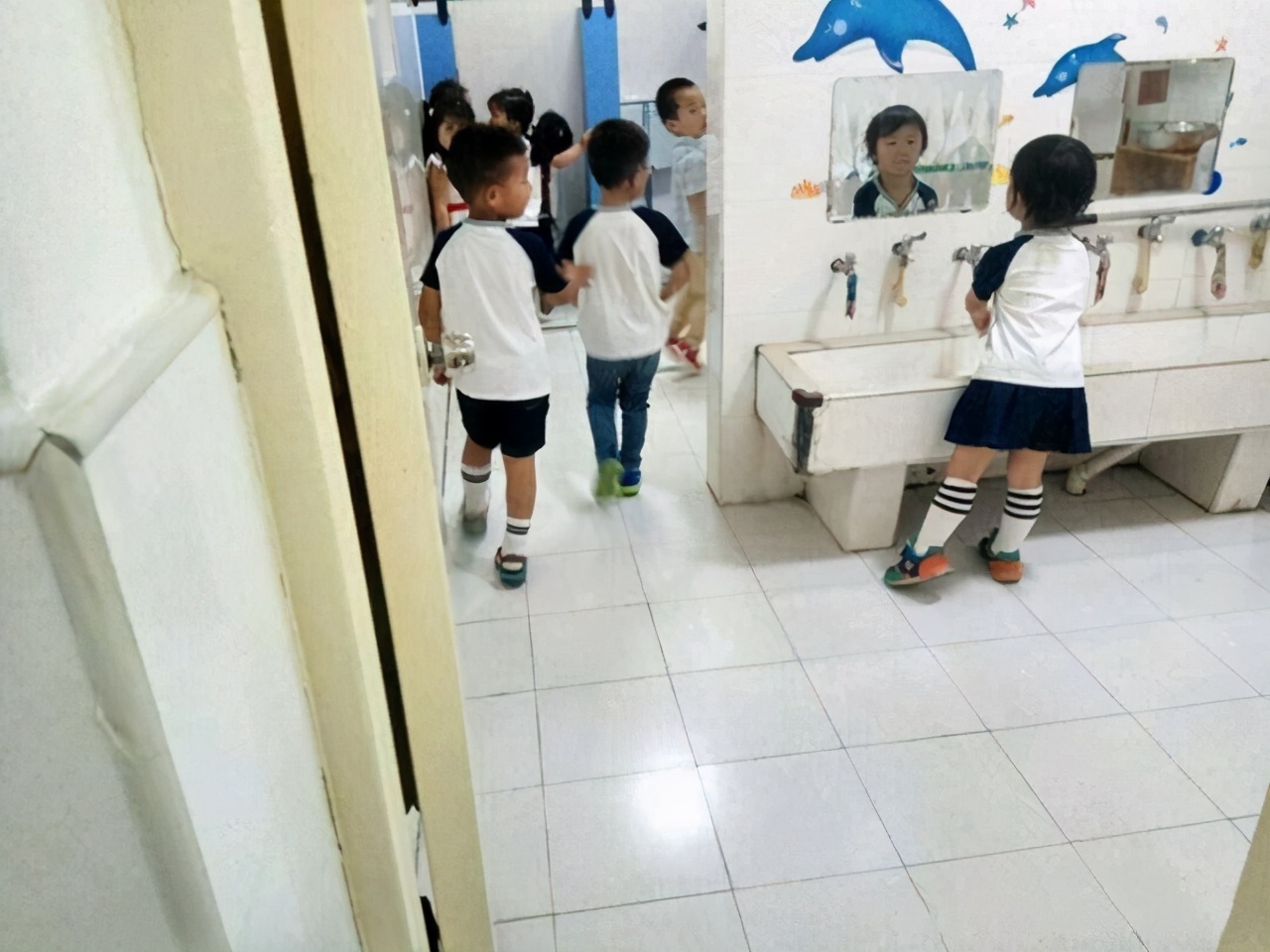 因学校厕所太臭，兄妹图文并茂上书校长，网友：文案比我还厉害