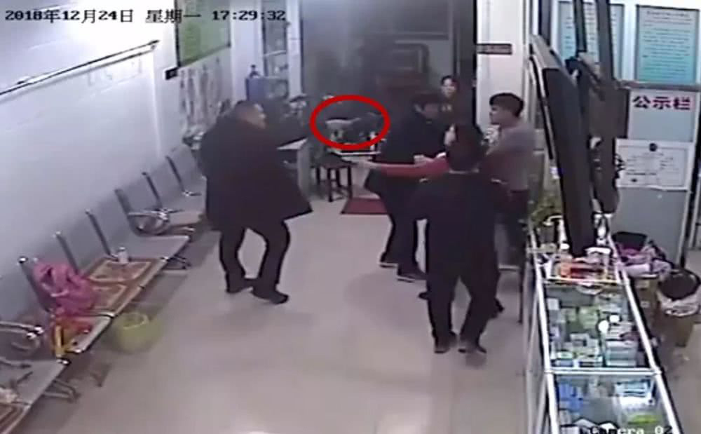 邳州砸车风波：上市公司老总下属持刀闯入叫嚣