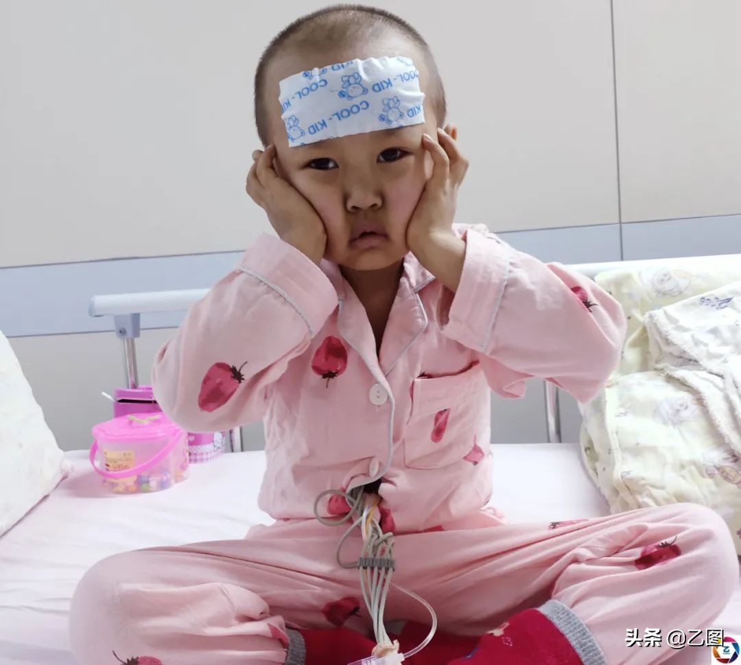 打工父亲给女儿买了一个水晶球，谁知礼物没送出去，女儿倒下了