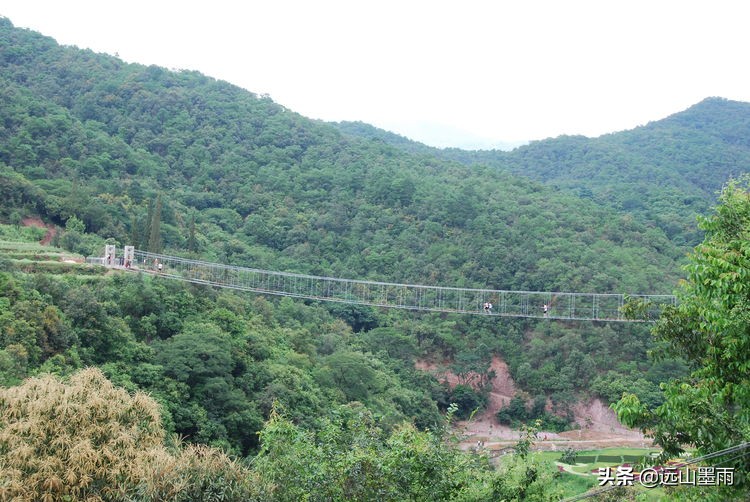 一片五彩稻田，让深藏山中的核桃箐蜚声昆明，青山、绿水，这都有