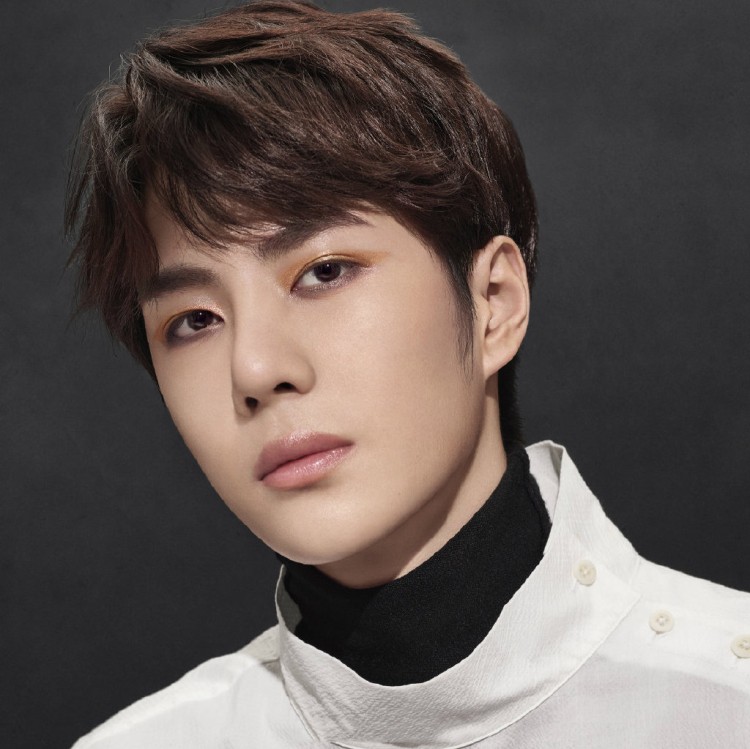 沈腾拍彩妆广告，还在线涂口红试色，沈叔叔是想劝人拔草吧……