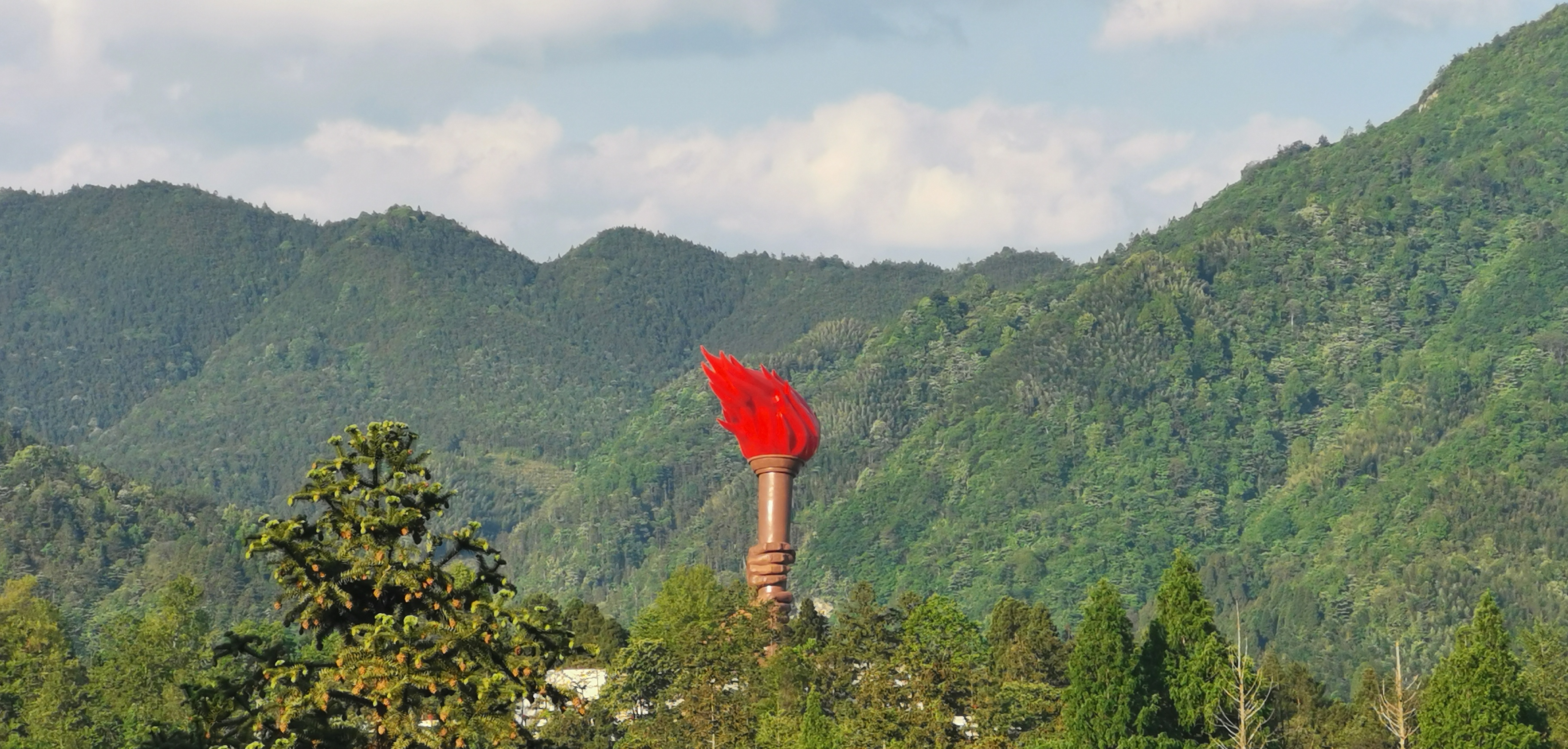 井冈山革命烈士纪念碑:如山烈焰燎原火,似柱尖林夺印枪
