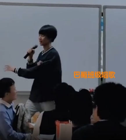 张真源成团宠，军训休息时被同学拉着表演才艺，飙歌堪比演唱会