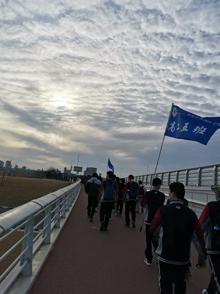 潍坊滨海国际学校组织徒步拉练活动