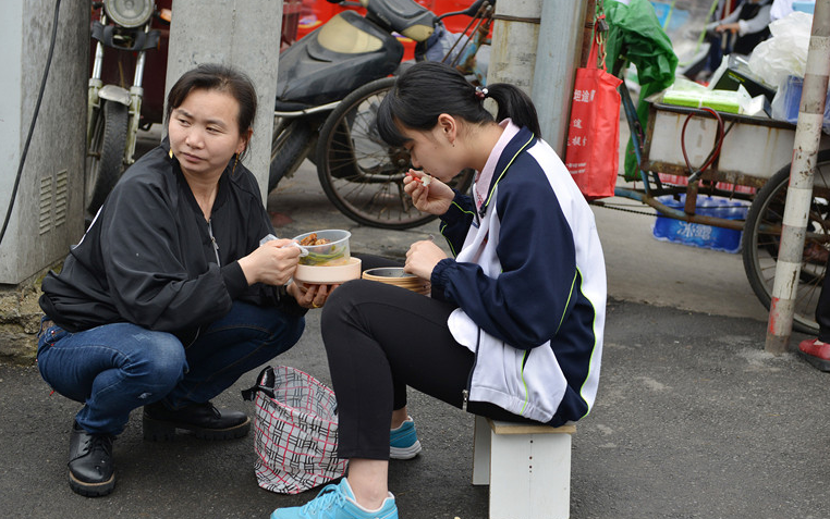 高中校门口成“野餐基地”，家长送饭被质疑，这是在养“巨婴”？