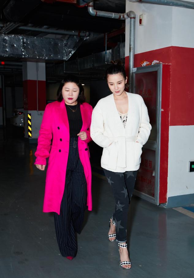 杨天真又红了？拍视频带货自己做艺人，为瘦脸字幕扭成S型