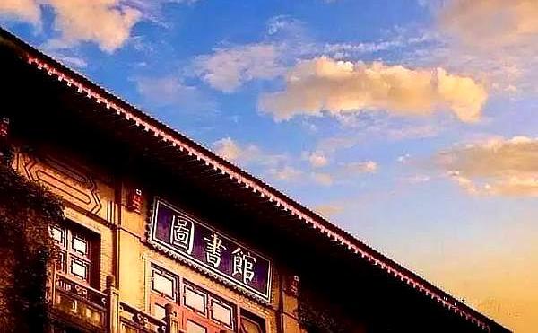 吉林师范学院成了北华大学，四平师范学院却成了吉林师范大学