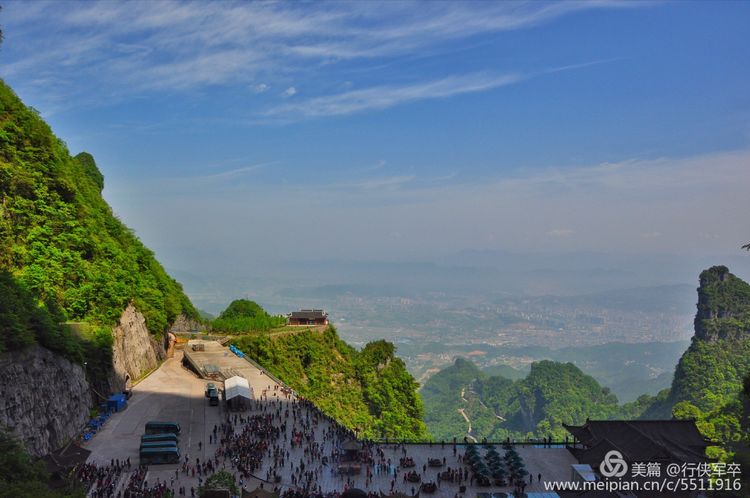 玉壶峰下松涛起，天界佛国掸尘埃！走遍千山万岭，唯天门山独有
