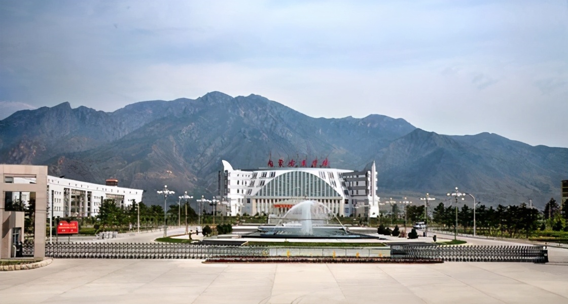 想学医但难考？来看看这三所大学，录取分数低，专业也不错