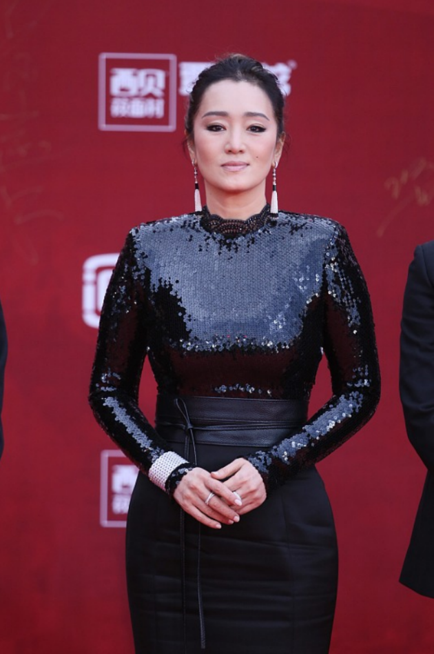 终于知道巩俐为什么叫“巩皇”了，穿黑裙气场全开，真是够霸气