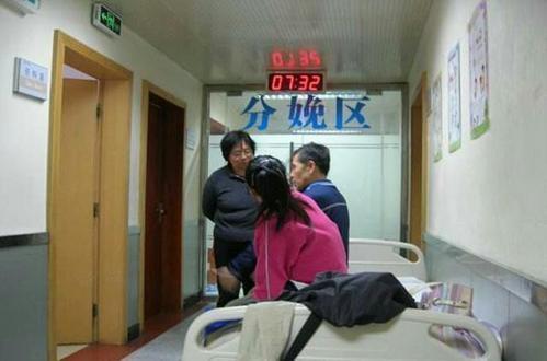 俩闺蜜，一个嫁给“面包”一个嫁给“爱情”，生产时待遇差别明显