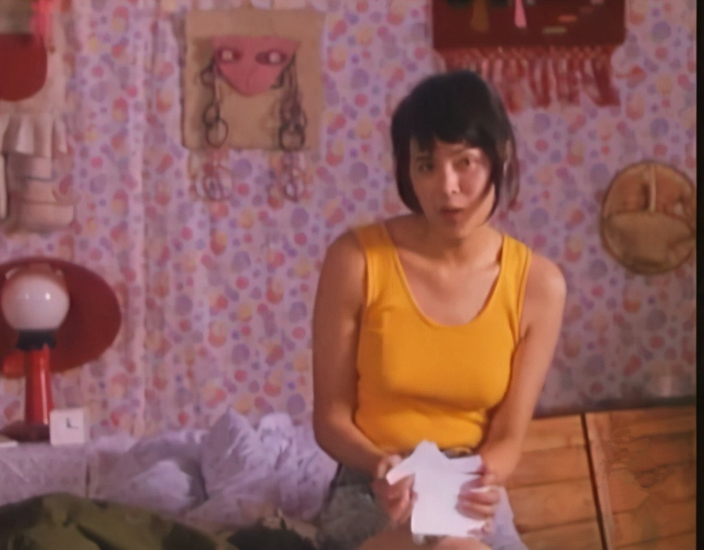 《青春冲动》中的艾菲却是热情奔放,石兰也充分展现出了自身最美的一