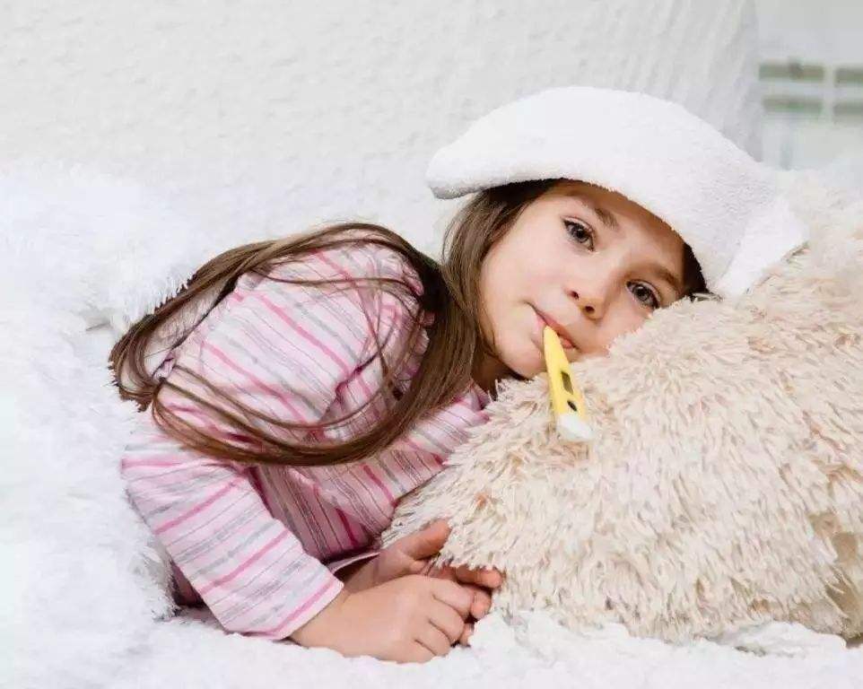 孩子发烧手脚冰凉该如何正确处理？