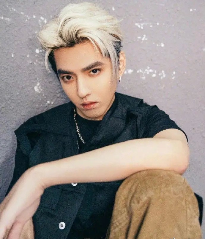 “顶流”吴亦凡：成名背后消失的“爸爸”