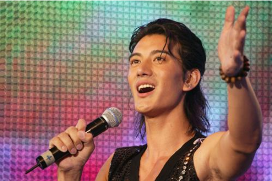 林更新回母校凡尔赛，同学就走红他一个，校友还有一个是被骂红的