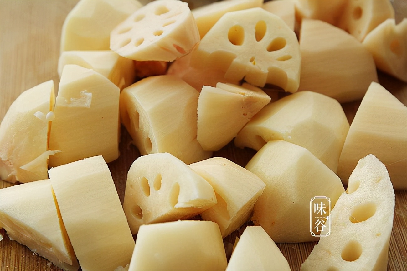 入冬后，有条件多给家人喝这汤，汤鲜味美有营养，别不懂吃