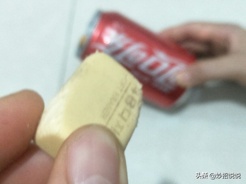 才知道衣服上的口香糖，最怕“橡皮擦”，一泡一擦立马干净不留痕