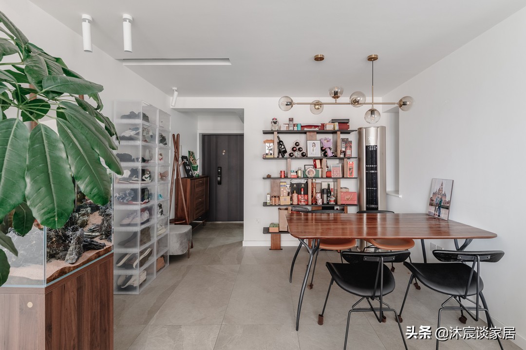 她家看着平淡，但简洁清爽，用窗帘隔出一间卧室，温馨且幸福