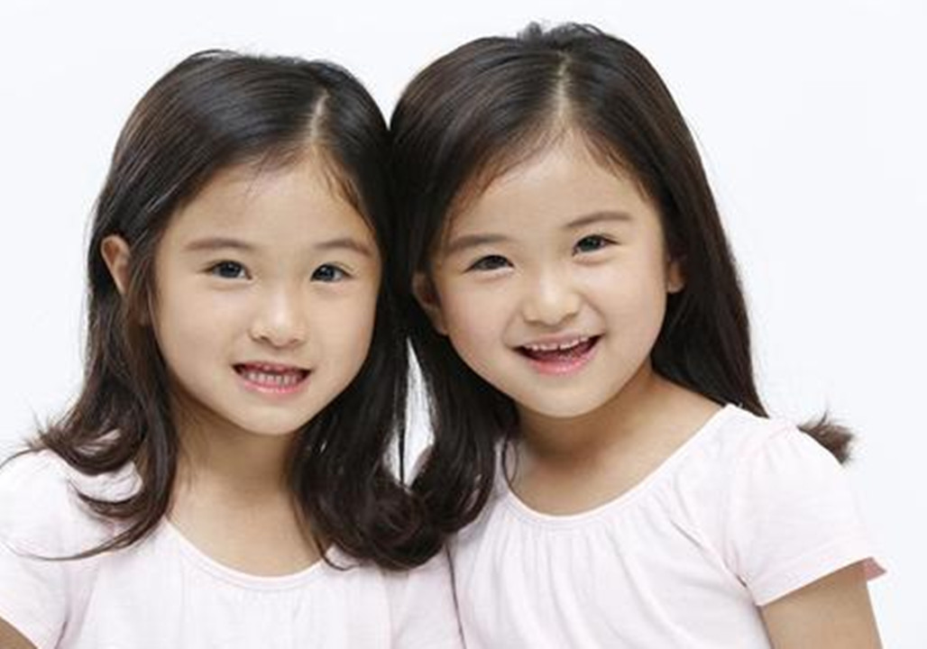 一次怀孕生下2个娃,家人刚要庆祝是"双胞胎",医生摇头:不是