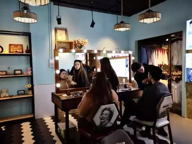 东方影都茂“光影市集”即将开业，自媒体探店先睹为快，福利等你拿