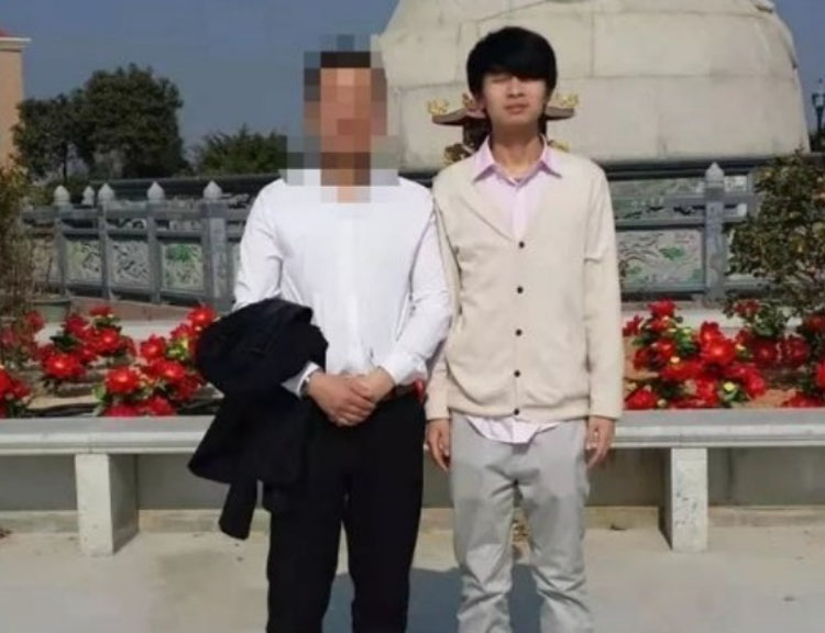 听说丑的男生找个女朋友就会变帅，你不信？来看看这几个小哥哥