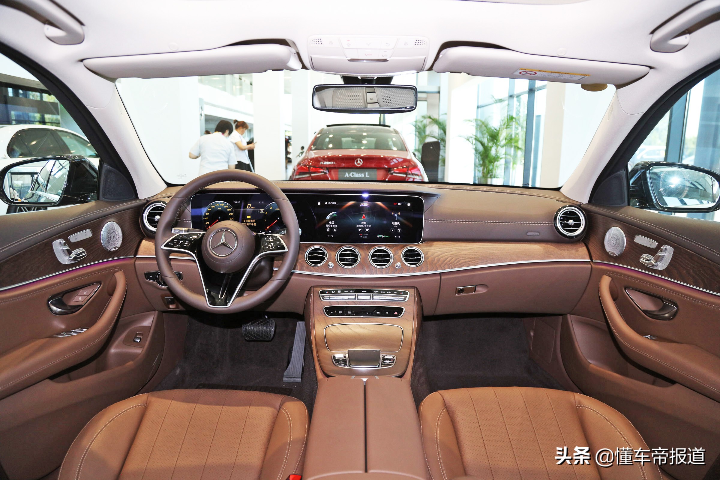 新款e级的内饰设计并非新一代s级的全新奔驰内饰风格,因此新车中控台