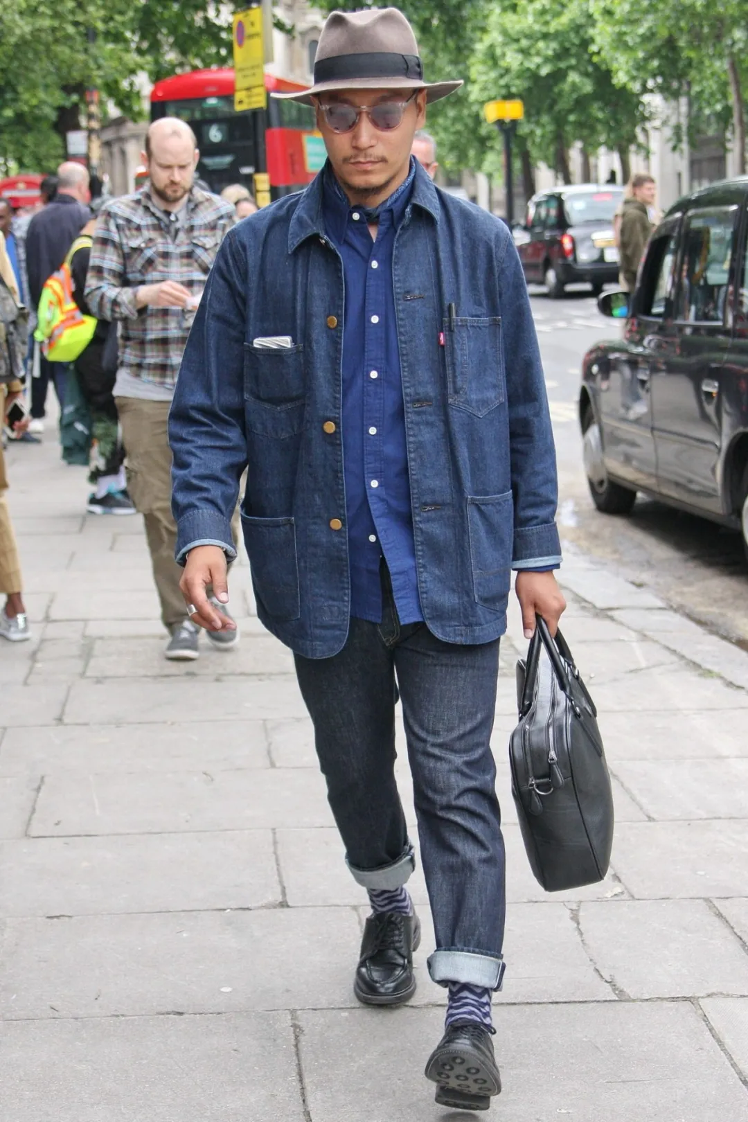 男士牛仔裤搭配什么样的上衣50岁的男人穿牛仔裤配什么鞋子