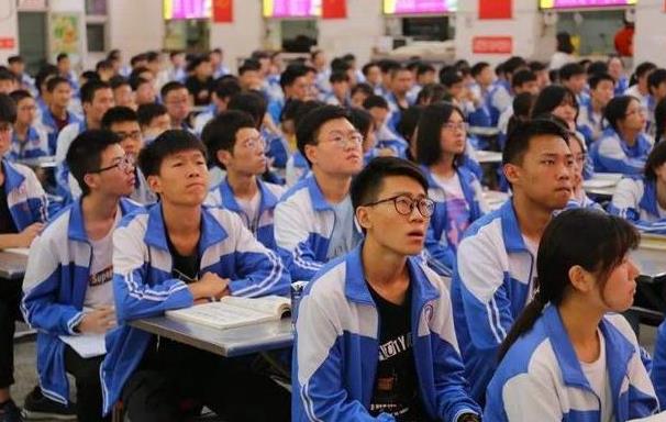 秋季学期迎来变动，多省官宣启动新高考模式，高一新生需做好准备