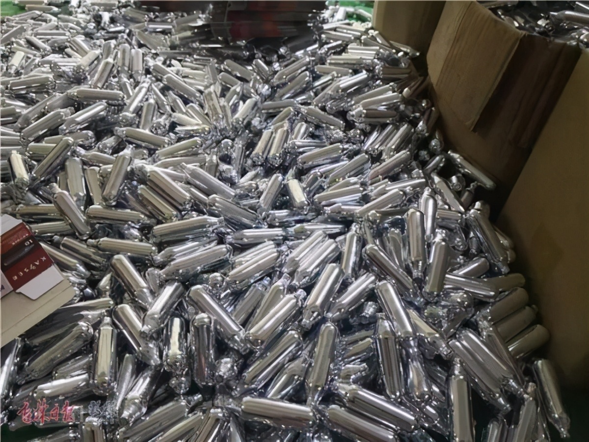 安徽两未成年少女吸食“笑气”被抓！女孩“笑气”成瘾任人摆布