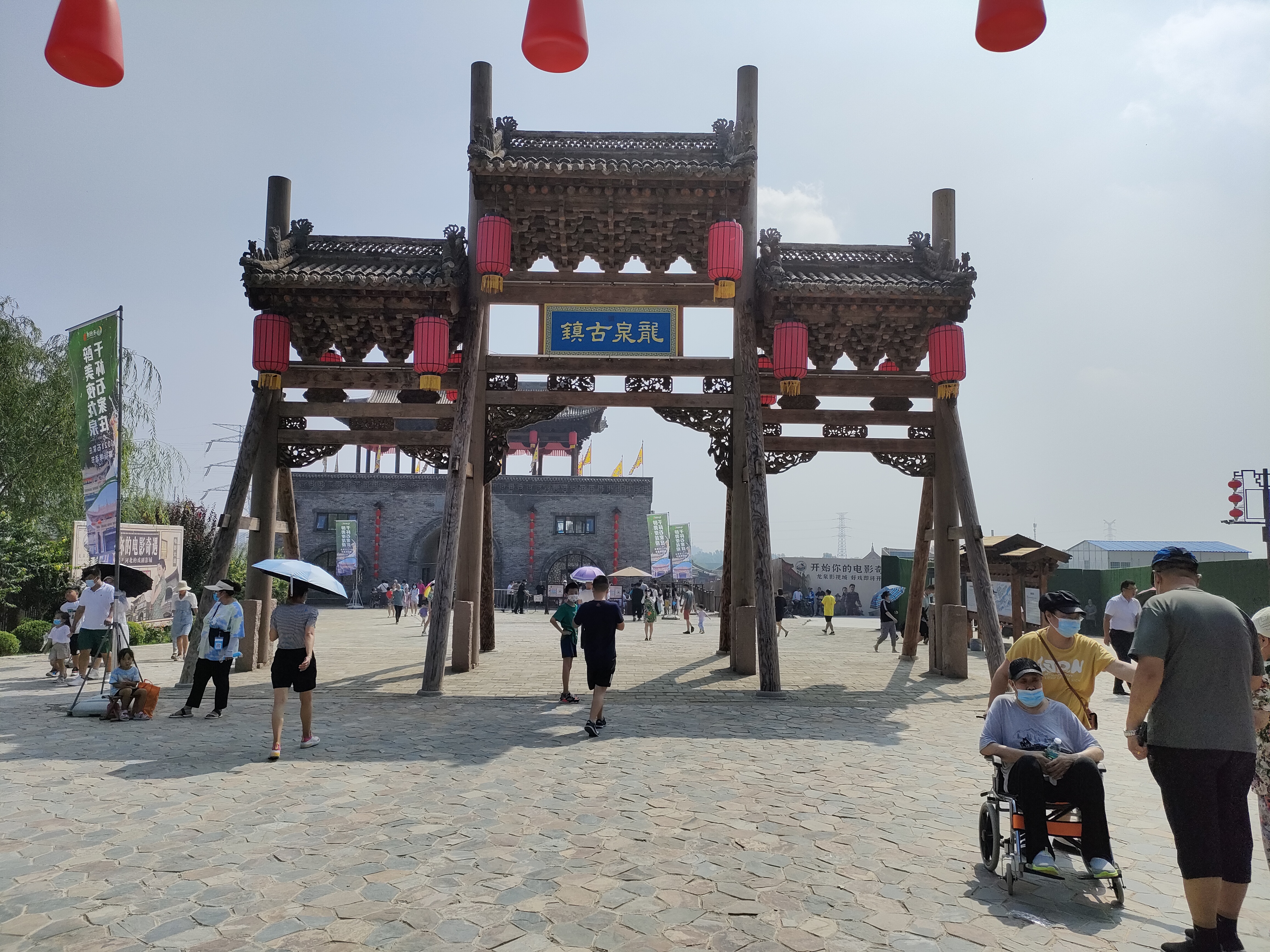 带大家游览:建成于2021年的龙泉"古镇",嘎嘣新